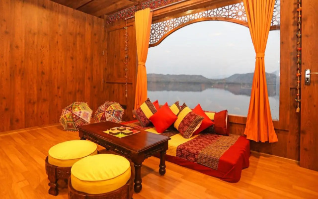 OYO EKTA Houseboat