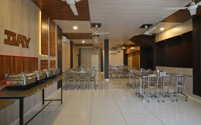 OYO 16076 Hotel Happy Day
