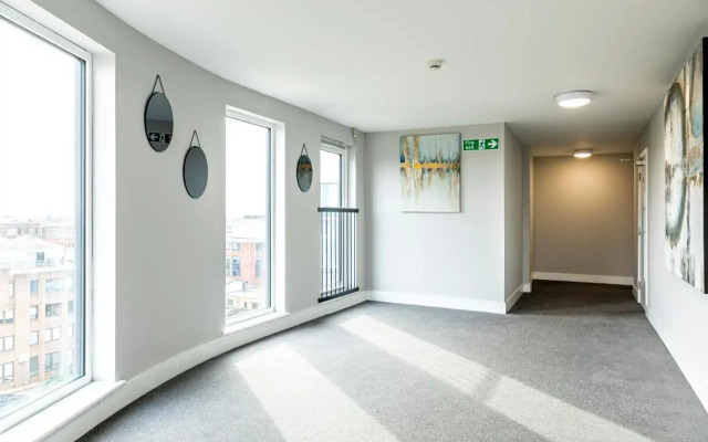 Attractive 2 Bedroom Penthouse with free Parking