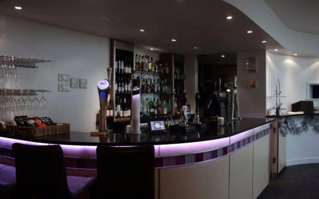 Admiralty Hotel & Restaurant