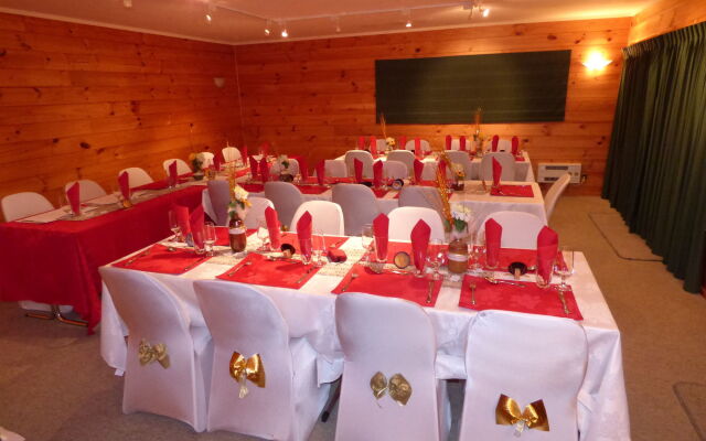 Cedarwood Lakeside Motel & Conference Venue