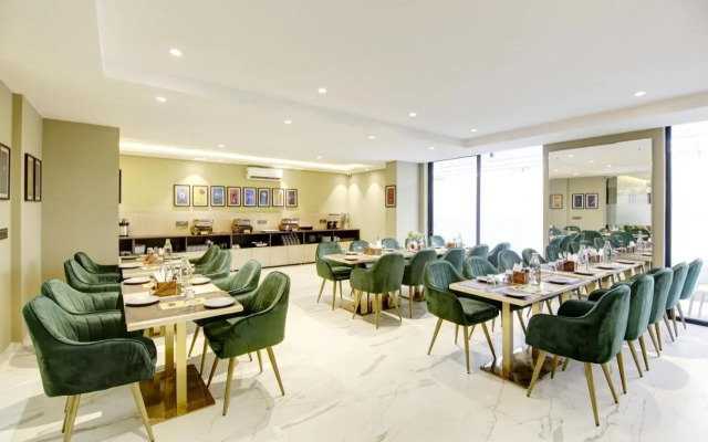 Saltstayz Premier – Galleria Market Road & Sector 27