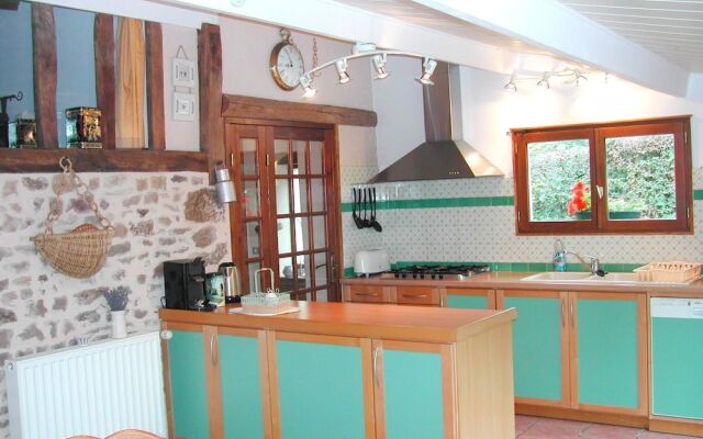 House With 2 Bedrooms in Saint-pierre-la-vieille, With Enclosed Garden