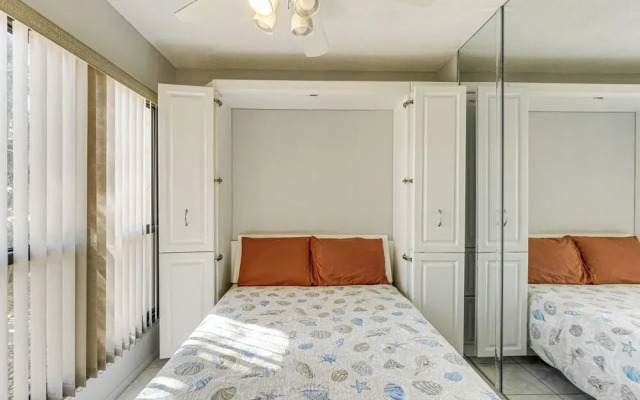 1 Mi to Siesta Beach: Bayfront Condo w/ Pool!