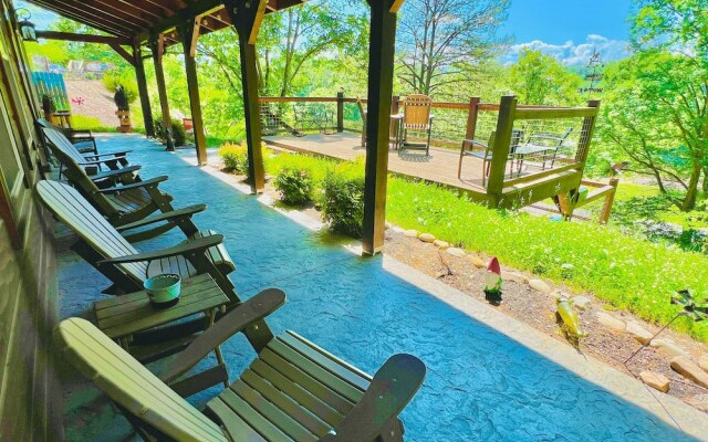 South Side Serenity 2 Bedroom Cabin by RedAwning