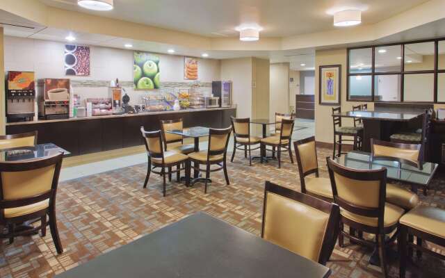 La Quinta Inn & Suites by Wyndham Columbus - Grove City