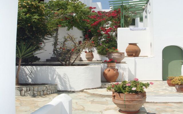 Adonis Hotel Studios & Apartments