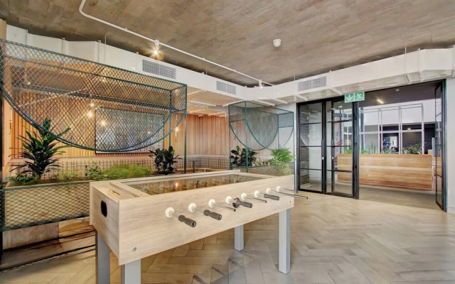 Modern Top Floor Apartment Mountain Views