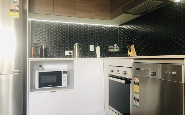 Stylish Home 15 mins from City & Airport