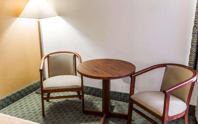 La Quinta Inn & Suites by Wyndham Fayetteville I-95