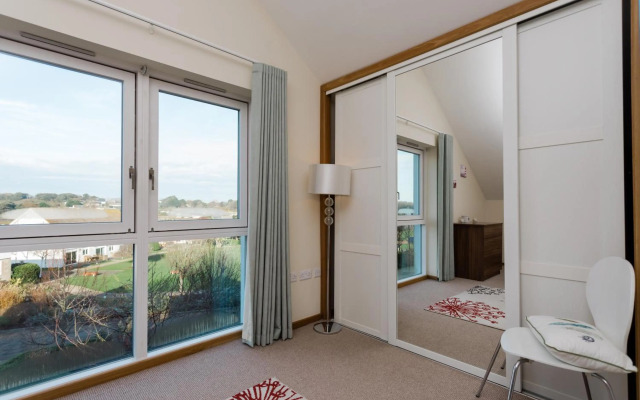 4 bed detached house - Freshwater