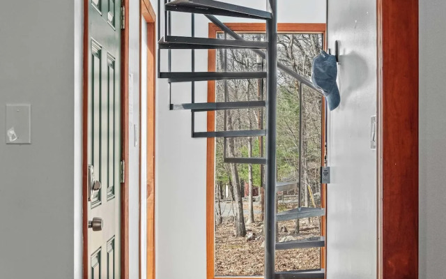 Stylish Renovated Home Open Layout, Coffee Bar + Near Hiking & Waterfalls