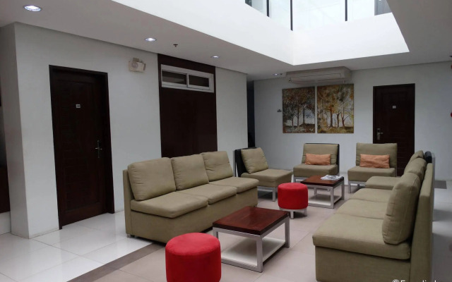 Holiday Suites Business District (Empire Suites Hotel)