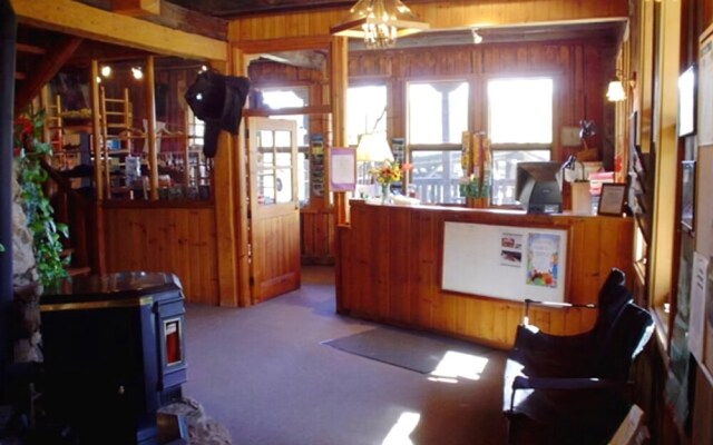 Helmcken Falls Lodge