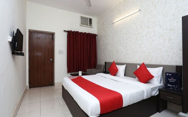 OYO 11937 Hotel Meedo