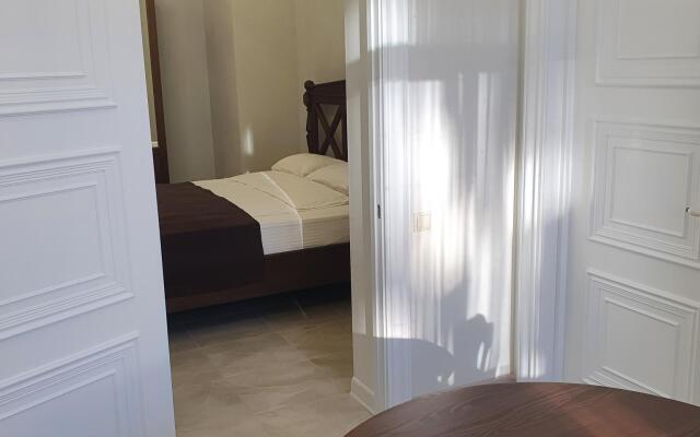 Anna and King  (on Zheleznodorozhnoy)