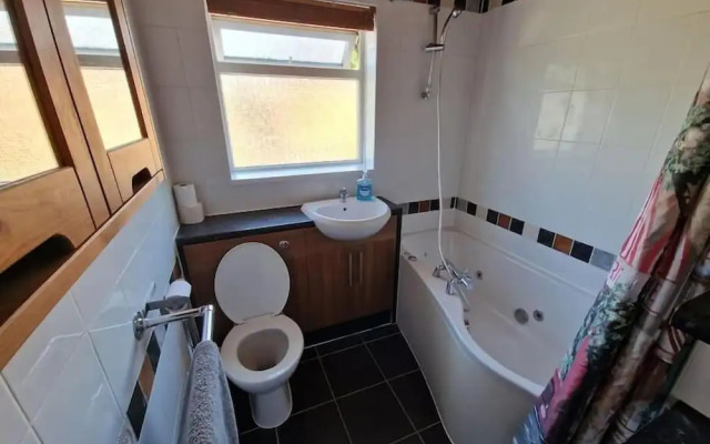 Spacious 6-bed house - 12 mins Gatwick
