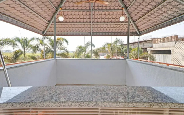 OYO 87366 Hotel Safari Inn
