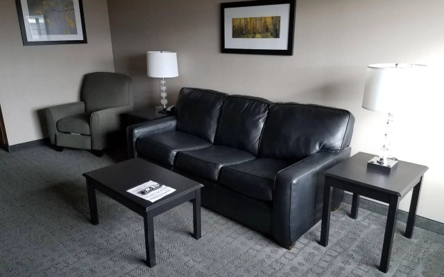 Okoboji Inn & Suites