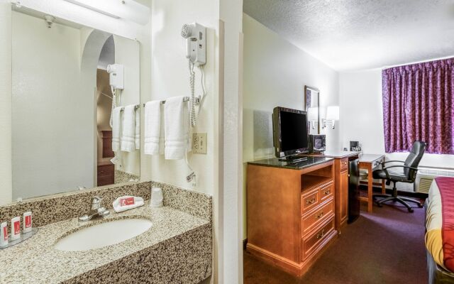 Econo Lodge Inn & Suites Albuquerque East I-40 Eubank Exit