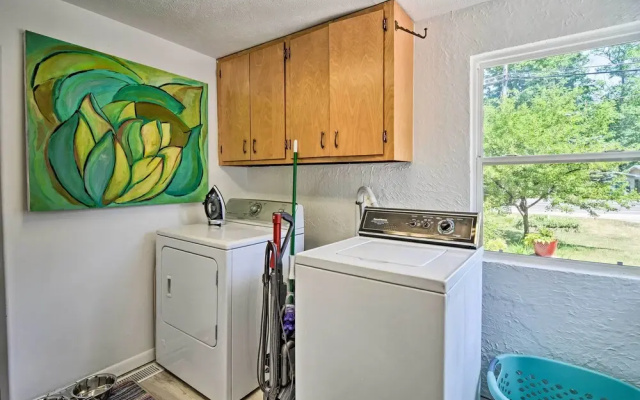Stylish Dog-friendly Bungalow: Steps to Elk Lake