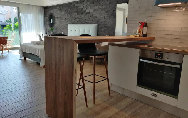 Sunny new lovely apartment 60 meters from the metro