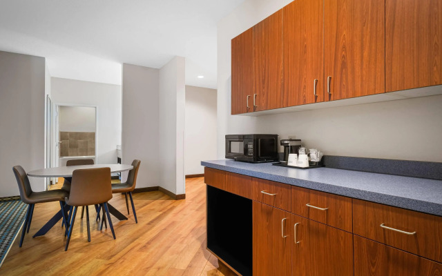 La Quinta Inn & Suites by Wyndham Stonington-Mystic Area