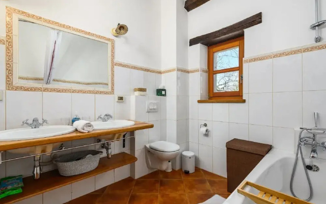 Beautiful Stone Villa in Tinjan With Swimming Pool