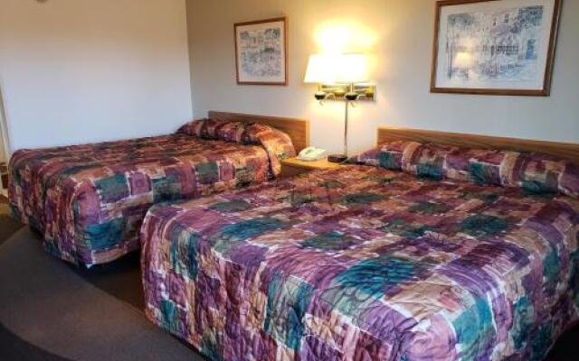 The Center Lodge and Jacuzzi Suites