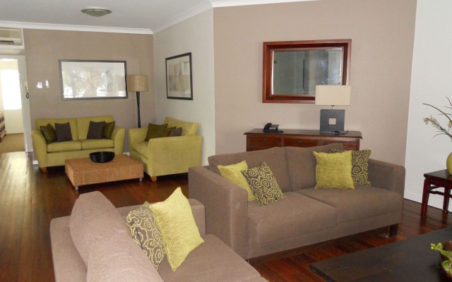BeachView Apartments at Villa Paradiso – Guest Rooms – Cairns