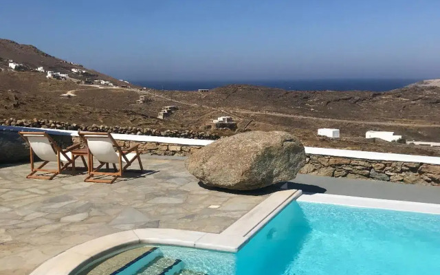 Yakinthos Residence