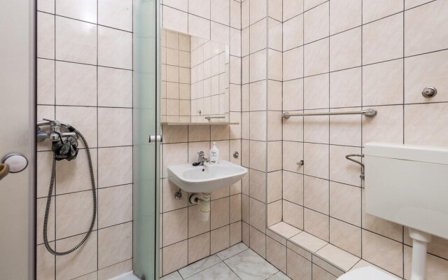 Beautiful Apartment in Prizna With Wifi and 3 Bedrooms