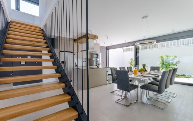 Luxury Villa Pax With Heated Infinity Pool, 8 Sleeps