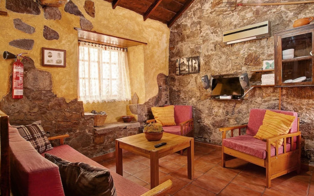 House Sleeps6-parking-garden-pool in Summer-pet