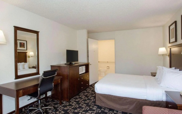 MorningGlory Inn & Suites