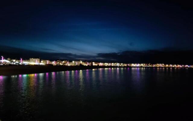 Sunrise View - Beachfront Apartment, Weymouth