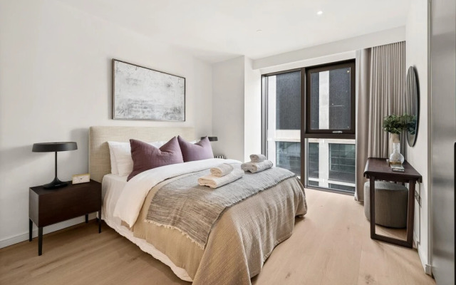 Stunning two Bedroom Docklands Apartment With Balcony
