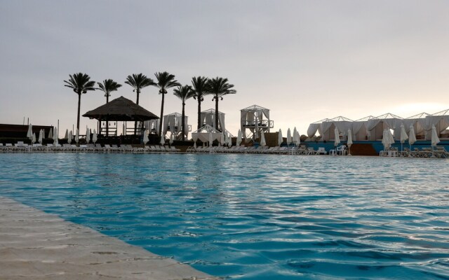 Four Seasons Hotel and Beach Resort