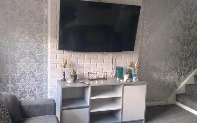 Beautiful 2-bed House in Bolton With Free Parking