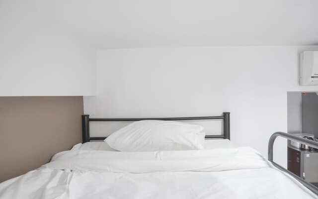 Comfort And Warm Studio Room At West Vista Apartment