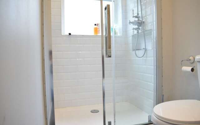 1 Bedroom Garden Flat in Zone 2