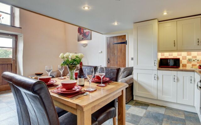 Lovely Apartment in Converted, Stone Barn Located in Tiverton