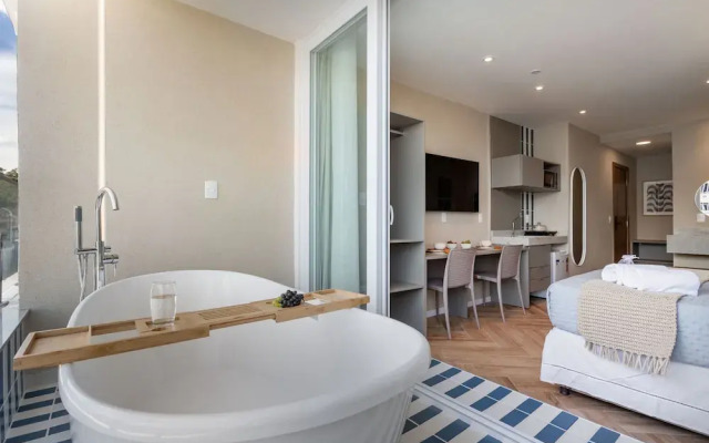 Sea View and Balcony With Bathtub Q4