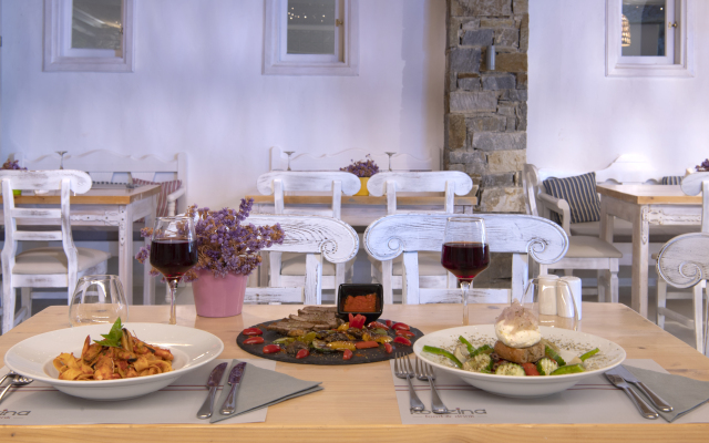 Zefi Hotel & Suites