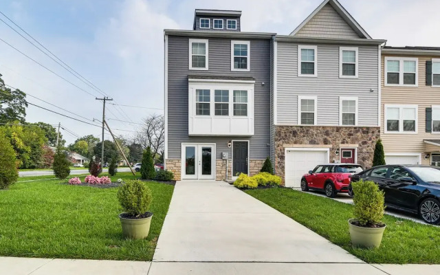2 Mi to Hollywood Casino: Charles Town Townhome!