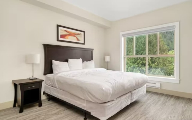 Harrison Lake Pets Welcome 3BR Suite