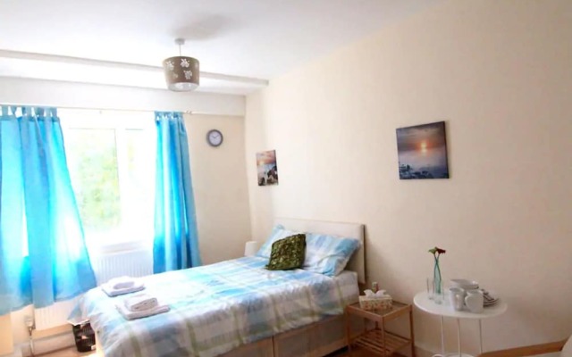 4 Bedroom Apartment in Kilburn With Private Balcony