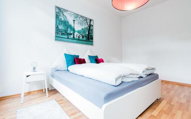 Helle Wohnung mit Balkon in grünen Innenhof - W-LAN, 4 Schlafplätze