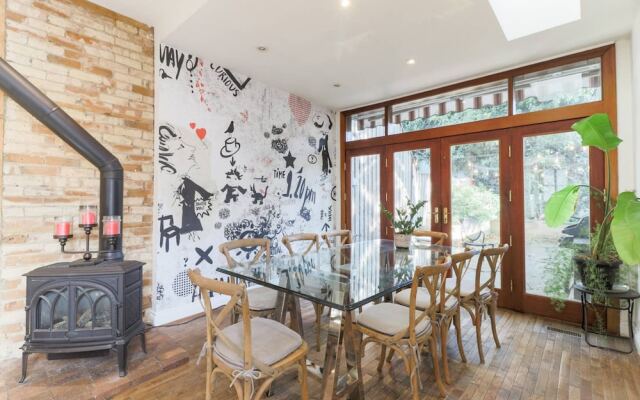 Chic Toronto Townhouse With Private Patio