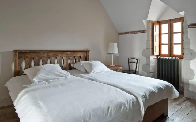 Grand Castle in Saint Caprais de Lerm with Sauna & Hot Tub